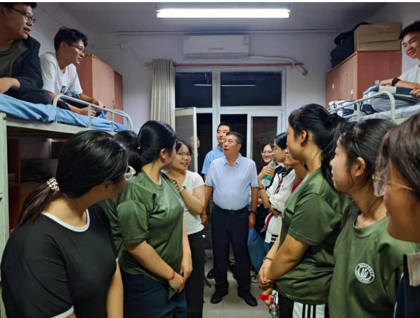 学院领导深入宿舍开展军训动员慰问新生